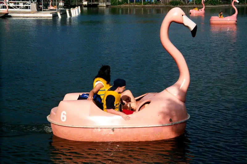 Adventure Glass Pink Flamingo Two-Person Pedal Boat – Decorative Model