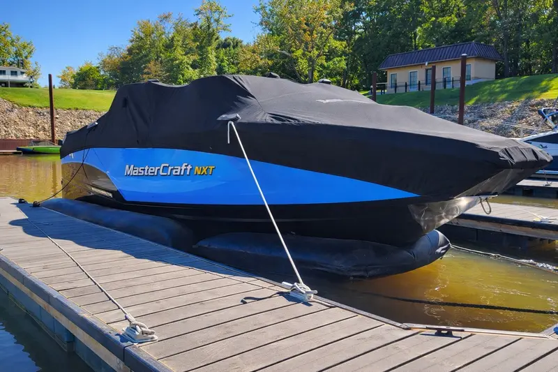 Air-Dock Floating Inflatable Boat Lift for Wake Surfers