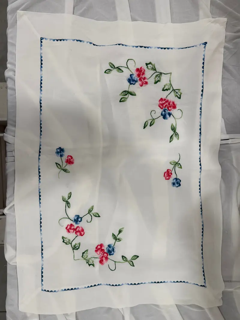 Retro Pillow Cover – Classic Holiday Fabric Design