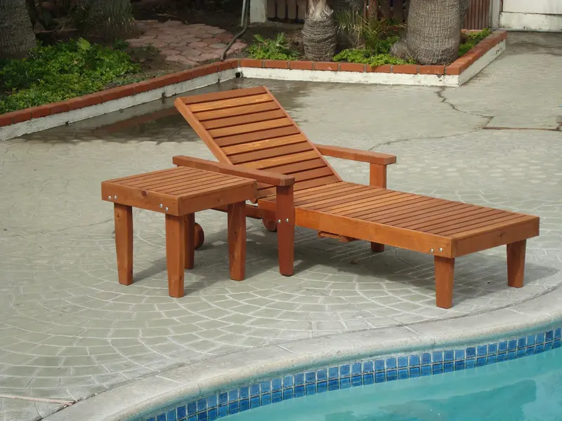 Summer Chaise Lounge – Weather-Resistant Redwood