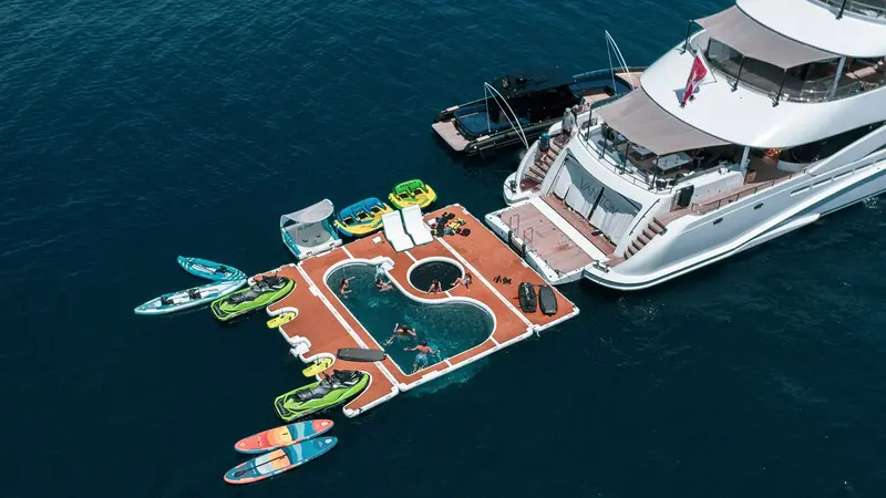 Yachtbeach Toy Dock Floating Platform – 8.20 m (27′ x 6.7′)